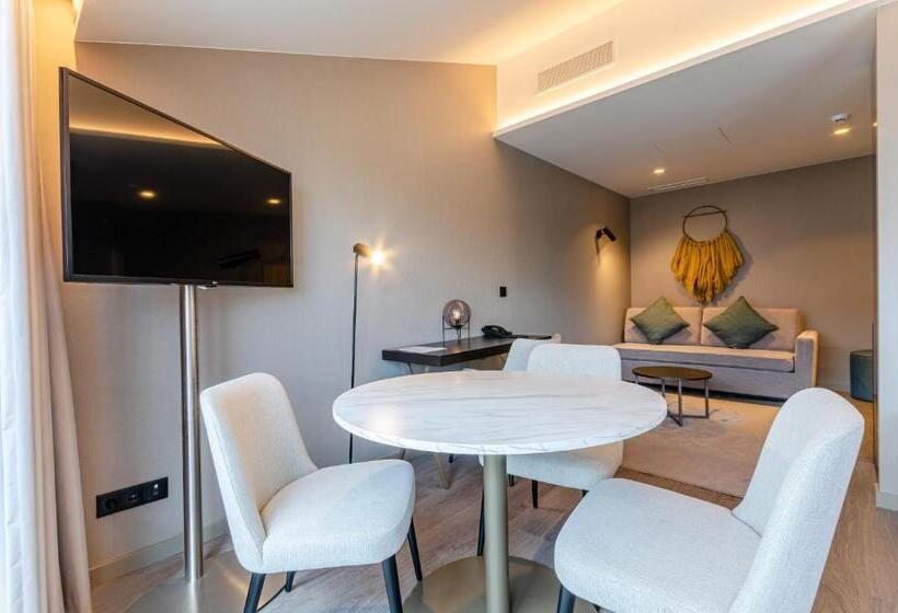 سوییت, Omid Saldanha