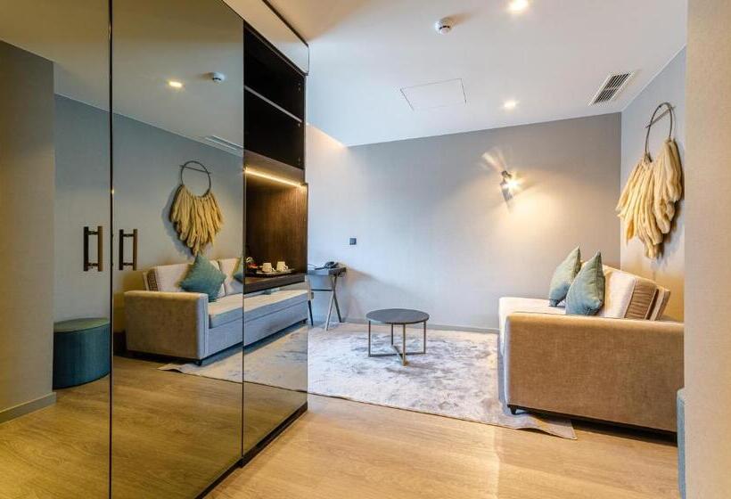 سوییت, Omid Saldanha