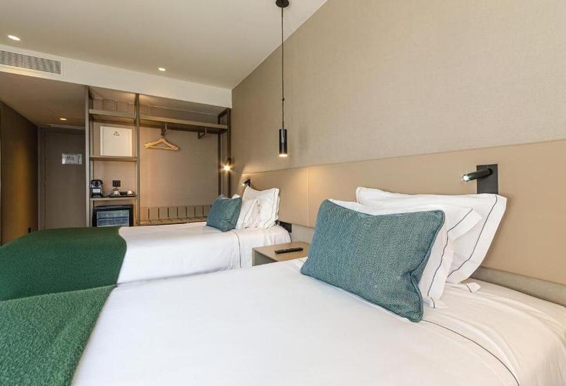 اتاق استاندارد, Omid Saldanha