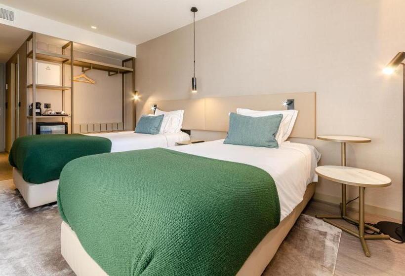 اتاق استاندارد, Omid Saldanha