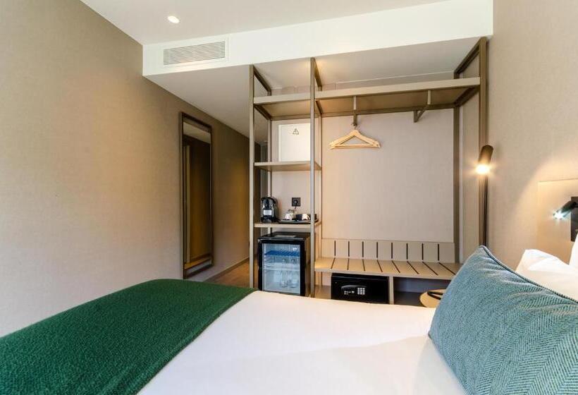 اتاق استاندارد, Omid Saldanha