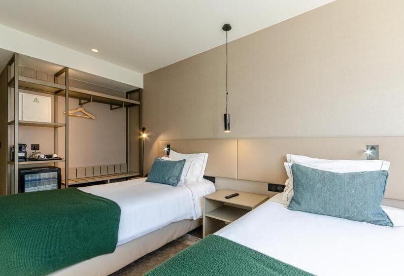 اتاق استاندارد, Omid Saldanha