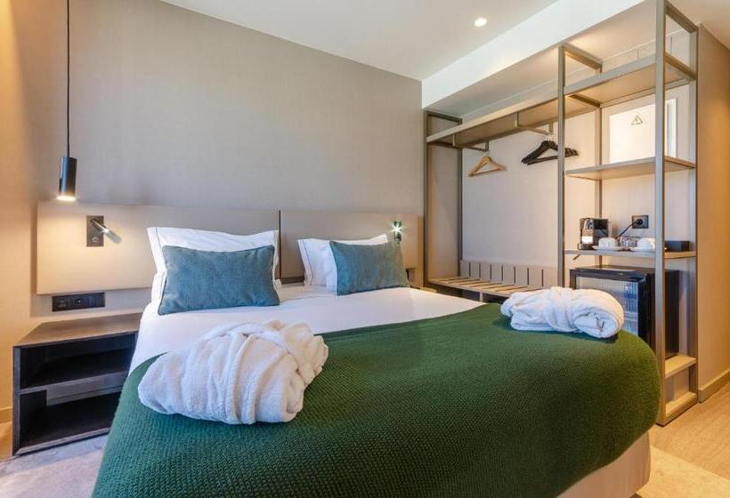 سوییت جونیور با بالکن, Omid Saldanha