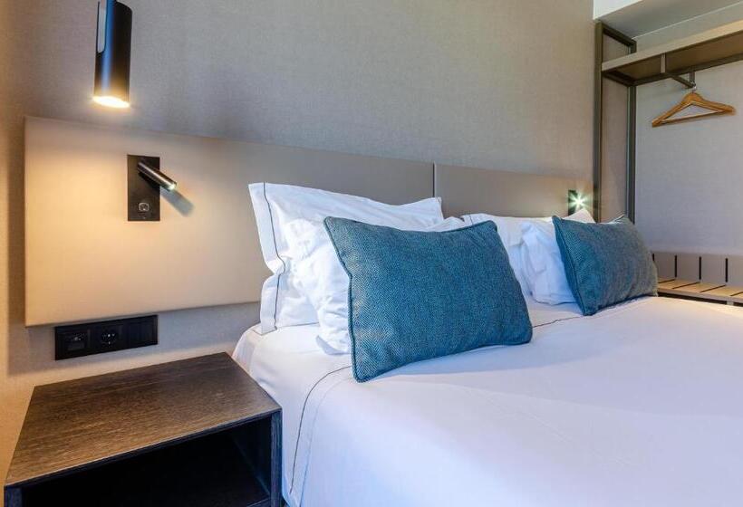 سوییت جونیور با بالکن, Omid Saldanha