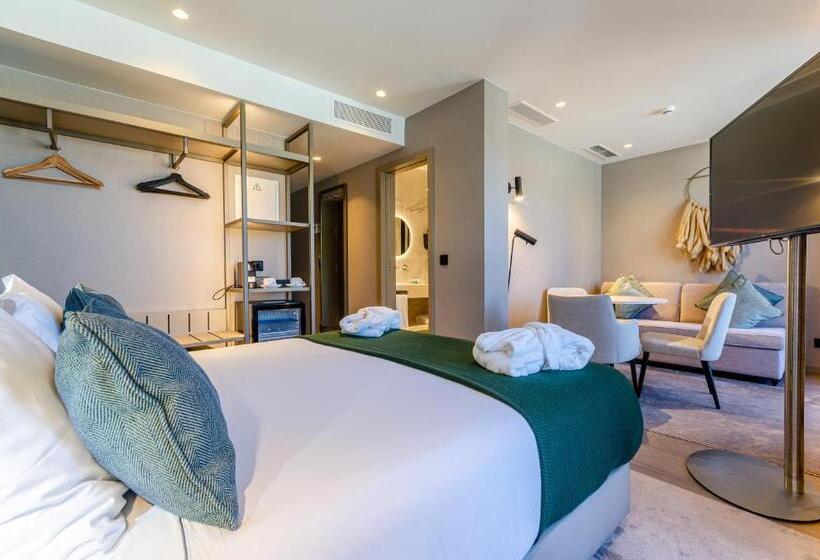 سوییت جونیور با بالکن, Omid Saldanha