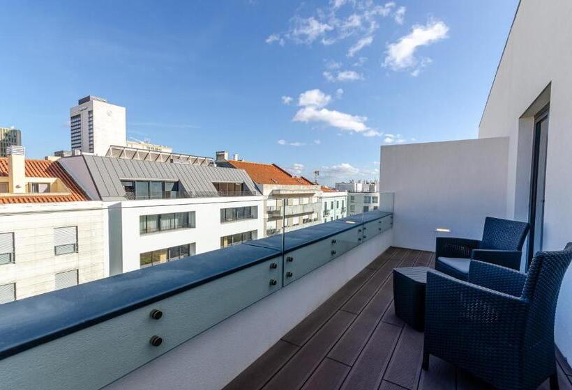 سوییت جونیور با بالکن, Omid Saldanha