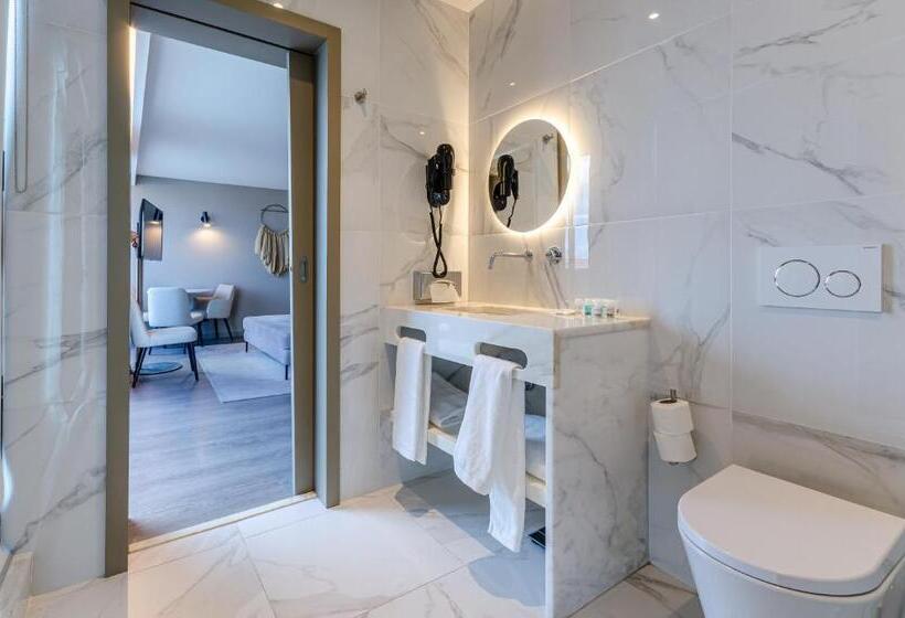 سوییت جونیور با بالکن, Omid Saldanha