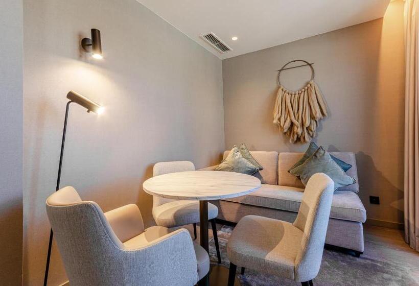 سوییت جونیور با بالکن, Omid Saldanha