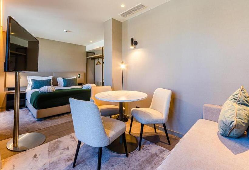 سوییت جونیور با بالکن, Omid Saldanha