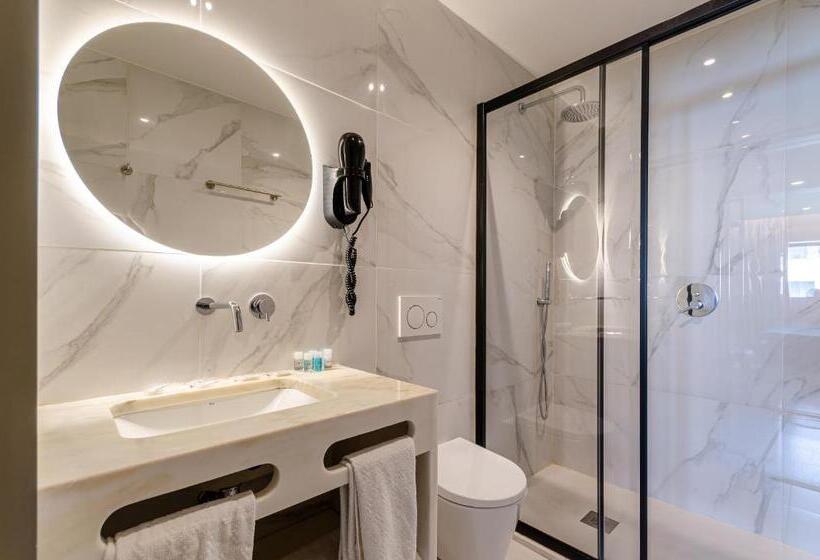 اتاق استاندارد, Omid Saldanha