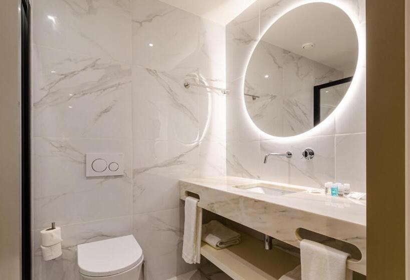 اتاق استاندارد, Omid Saldanha