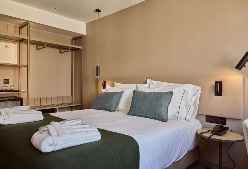 اتاق سوپریور, Omid Saldanha