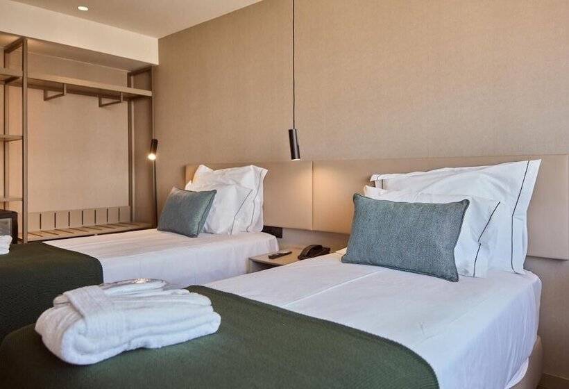 اتاق استاندارد, Omid Saldanha