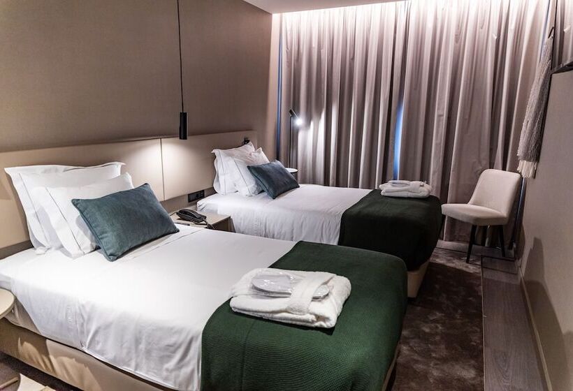 اتاق استاندارد, Omid Saldanha