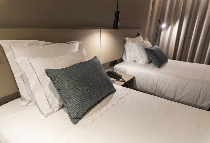 اتاق استاندارد, Omid Saldanha