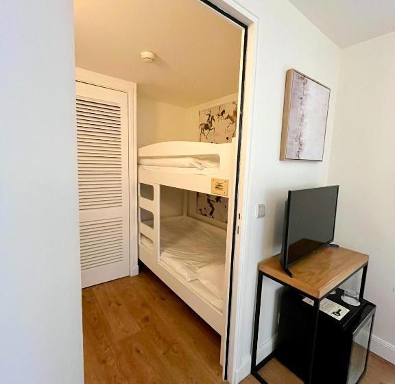 חדר משפחתי, Edouard Vii