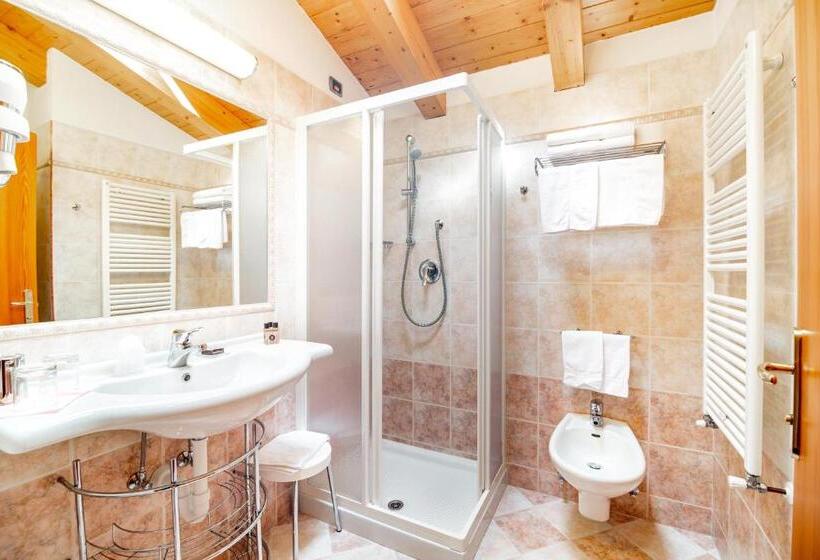 غرفة قياسية رباعية, Salvan