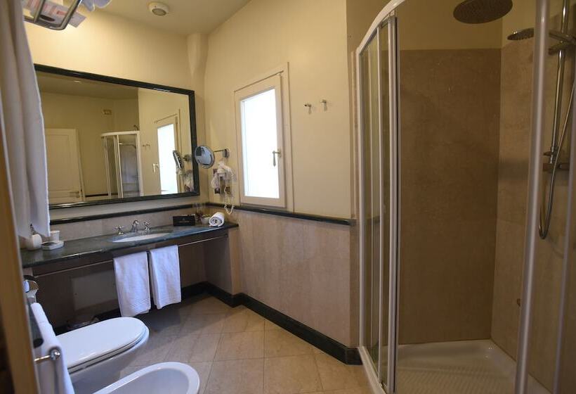 اتاق استاندارد سه نفره, Suite Hotel Santa Chiara