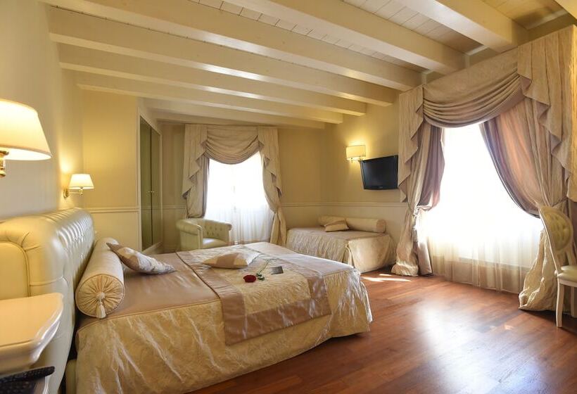 اتاق استاندارد سه نفره, Suite Hotel Santa Chiara
