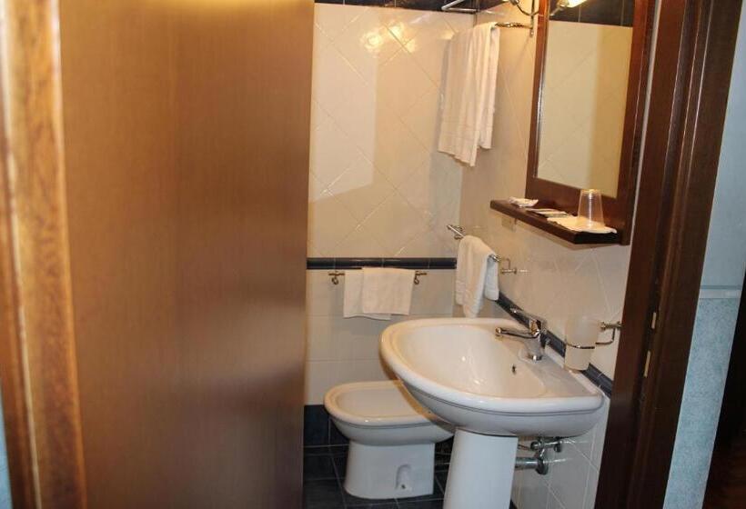 اتاق استاندارد سه نفره, Anne & Mary