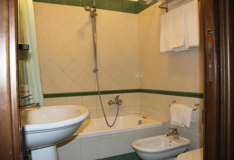 اتاق استاندارد سه نفره, Anne & Mary