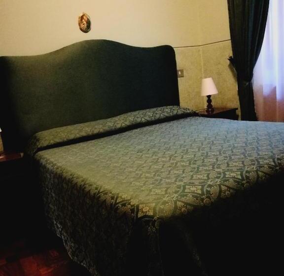 اتاق عادی, Anne & Mary