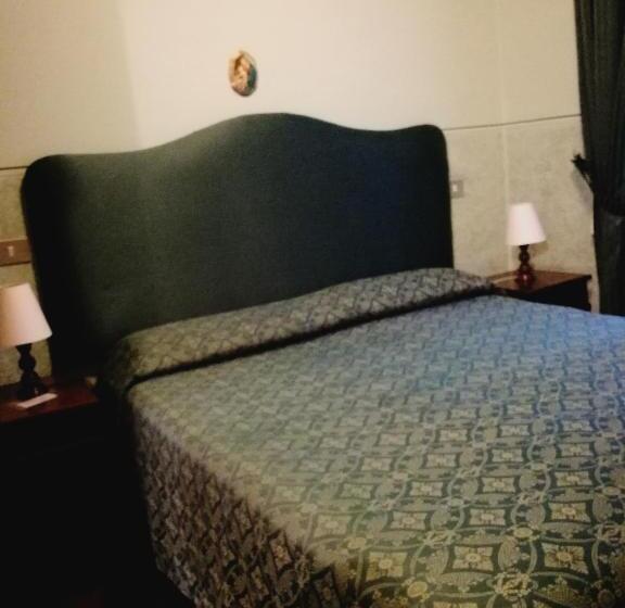 اتاق عادی, Anne & Mary