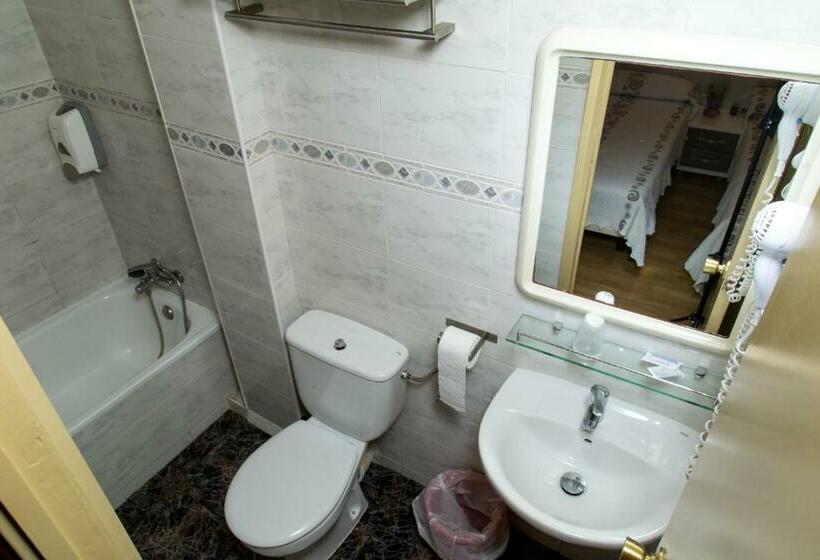 اتاق استاندارد سه نفره, Hostal Barcelona