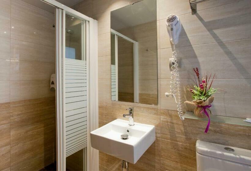 اتاق استاندارد سه نفره, Hostal Barcelona