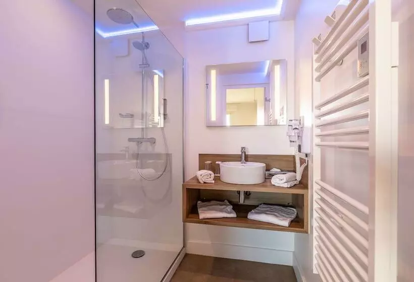اتاق راحتی, Hôtel Kemaris