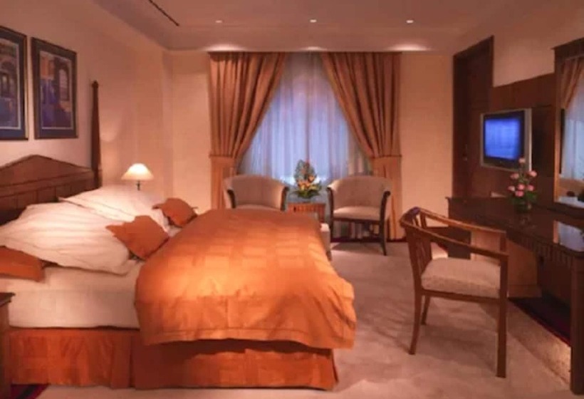 Полулюкс, Dubai International Hotel, Dubai Airport