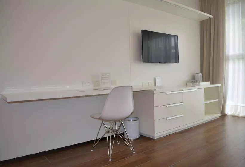 اتاق کلاسیک سه تخته, Ilum Experience Home