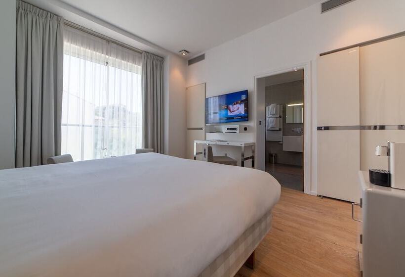 חדר קלאסי, Kube Saint Tropez