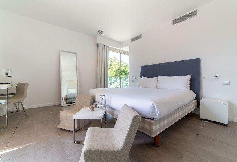 חדר דלוקס, Kube Saint Tropez