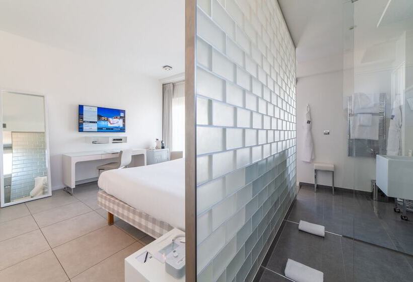 חדר דלוקס, Kube Saint Tropez