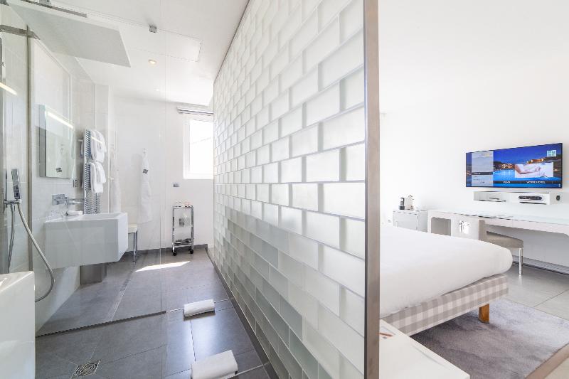 חדר דלוקס, Kube Saint Tropez