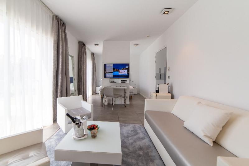 סוויטת ג'וניור, Kube Saint Tropez