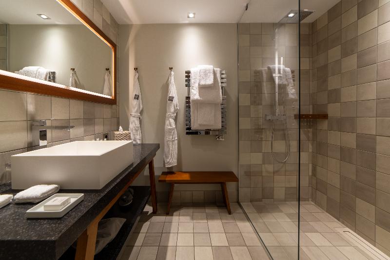 חדר דלוקס, Kube Saint Tropez