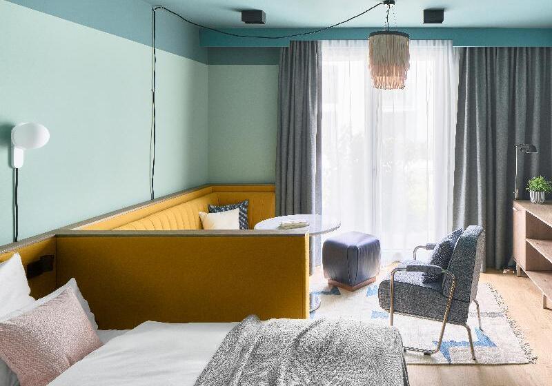 Номер Стандарт Трехместный, Kyriad Aix Les Milles Plan De Campagne