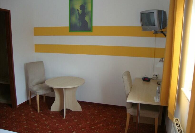 اتاق استاندارد سه نفره, Lenas Donau