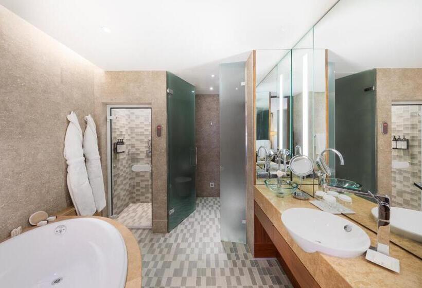 מיטת קינג בסוויטה, Park Hyatt Istanbul Macka Palas