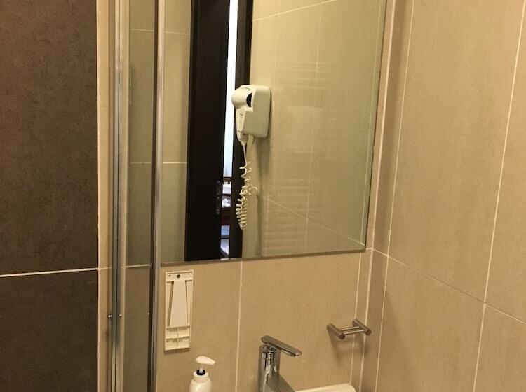 标准三人间, The Royale Chulan Hyde Park