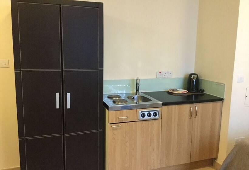 标准三人间, The Royale Chulan Hyde Park