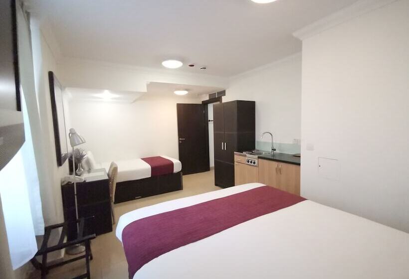 标准三人间, The Royale Chulan Hyde Park