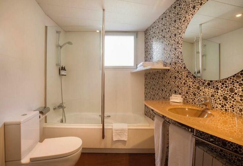 اتاق استاندارد سه نفره, YOMO Mola Park