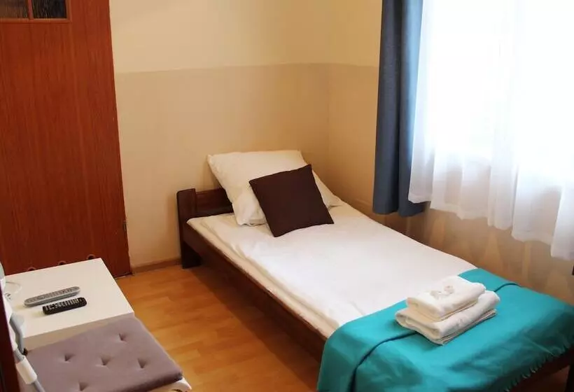 اتاق استاندارد یک تخته با سرویس بهداشتی مشترک, Station Apart