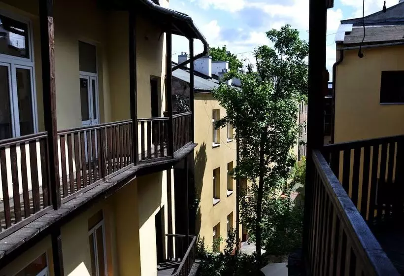 اتاق استاندارد با سرویس بهداشتی مشترک, Station Apart