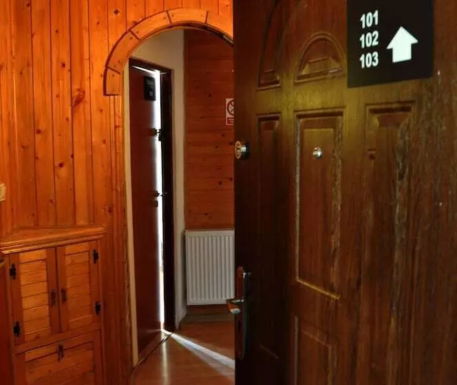 اتاق استاندارد با سرویس بهداشتی مشترک, Station Apart