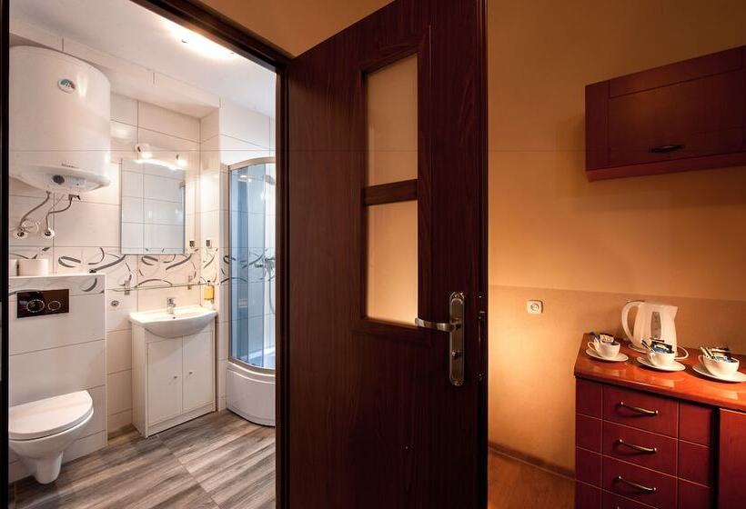 חדר סטנדרט לשלושה, Station Apart