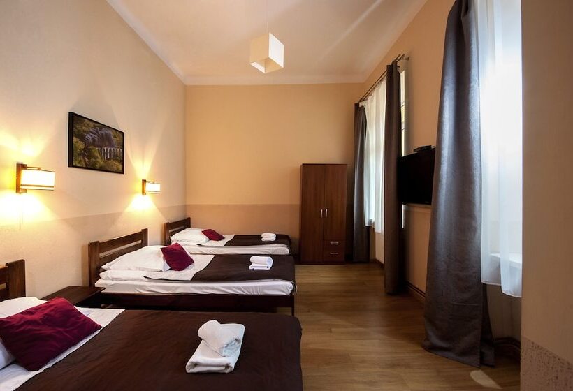 חדר סטנדרט לשלושה, Station Apart